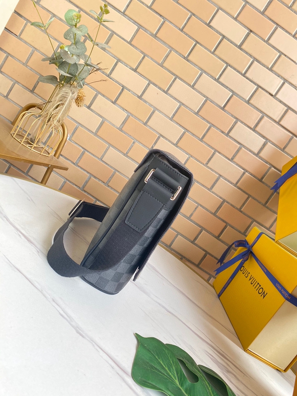 ルイヴィトンバッグ背面デザイン